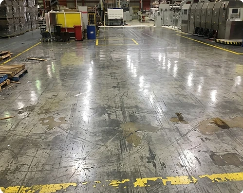 Antes: piso industrial desgastado em fábrica antes do epóxi autonivelante