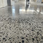 Piso lapidado com agregados aparentes e alto brilho