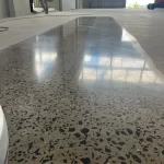 Piso lapidado com agregados aparentes e alto brilho