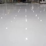 Piso epóxi branco brilhante em ambiente interno