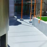 Passarela com piso em poliuretano cinza em área industrial