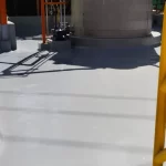 Piso em poliuretano cinza em área externa industrial