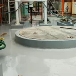 Piso em poliuretano cinza claro com base de tanque industrial