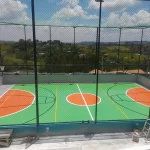 Quadra externa com piso verde e laranja vista do alto