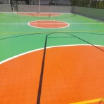 Quadra externa com piso em poliuretano laranja e verde