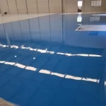 Piso epóxi azul brilhante em galpão industrial