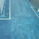 Aplicação de primer epóxi azul sobre o piso