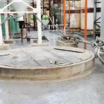 Base de tanque industrial em preparação antes do revestimento