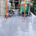 Área industrial com tanques e piso em poliuretano cinza claro