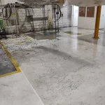 Concreto em preparação com áreas já revestidas de epóxi