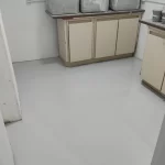 Piso epóxi branco em ambiente com armários