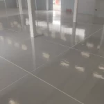Piso epóxi cinza claro brilhante em ambiente amplo