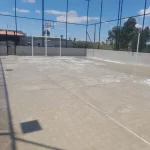 Quadra externa de concreto em preparação