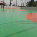 Piso de quadra em poliuretano verde com garrafão laranja