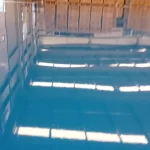 Piso epóxi azul brilhante em área industrial