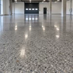 Piso de concreto lapidado e polido com alto brilho
