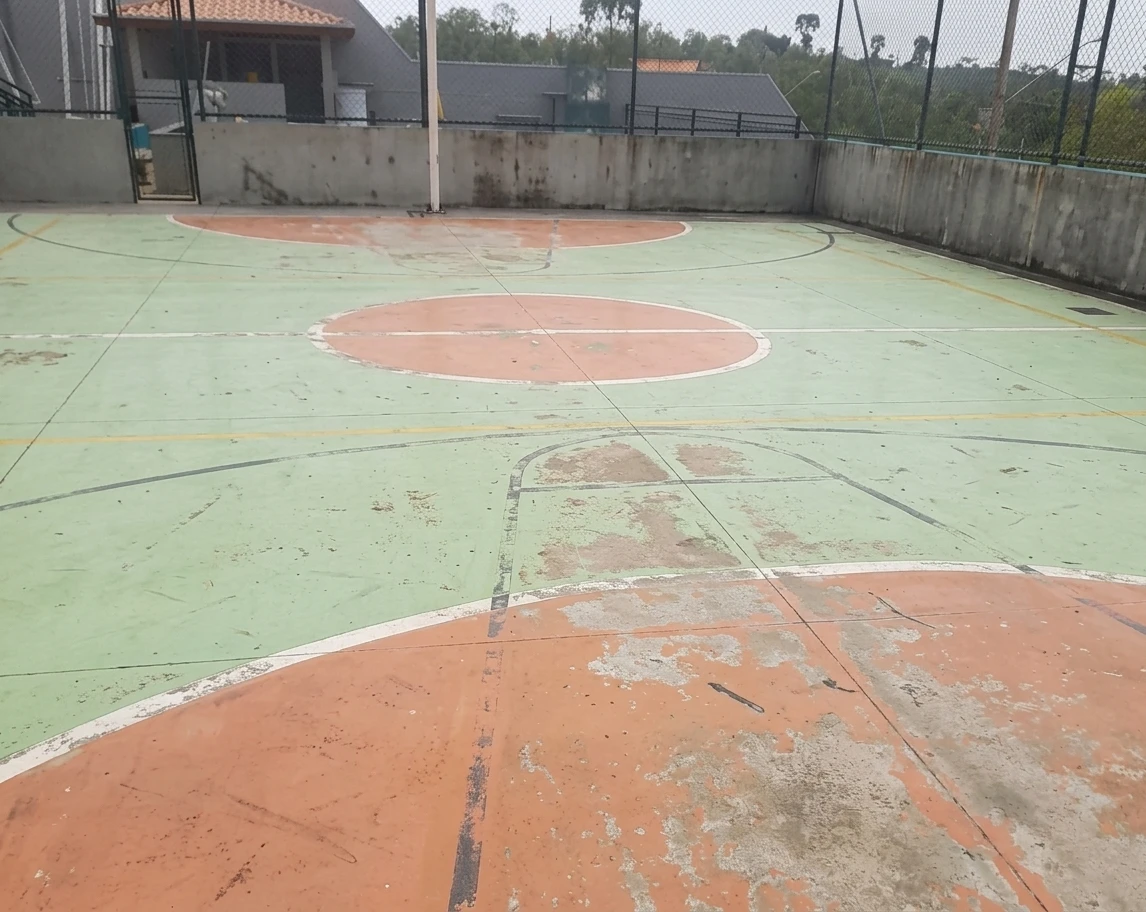 Antes: quadra externa desgastada antes da pintura em poliuretano