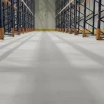 Armazém com porta-paletes e piso em uretano cinza