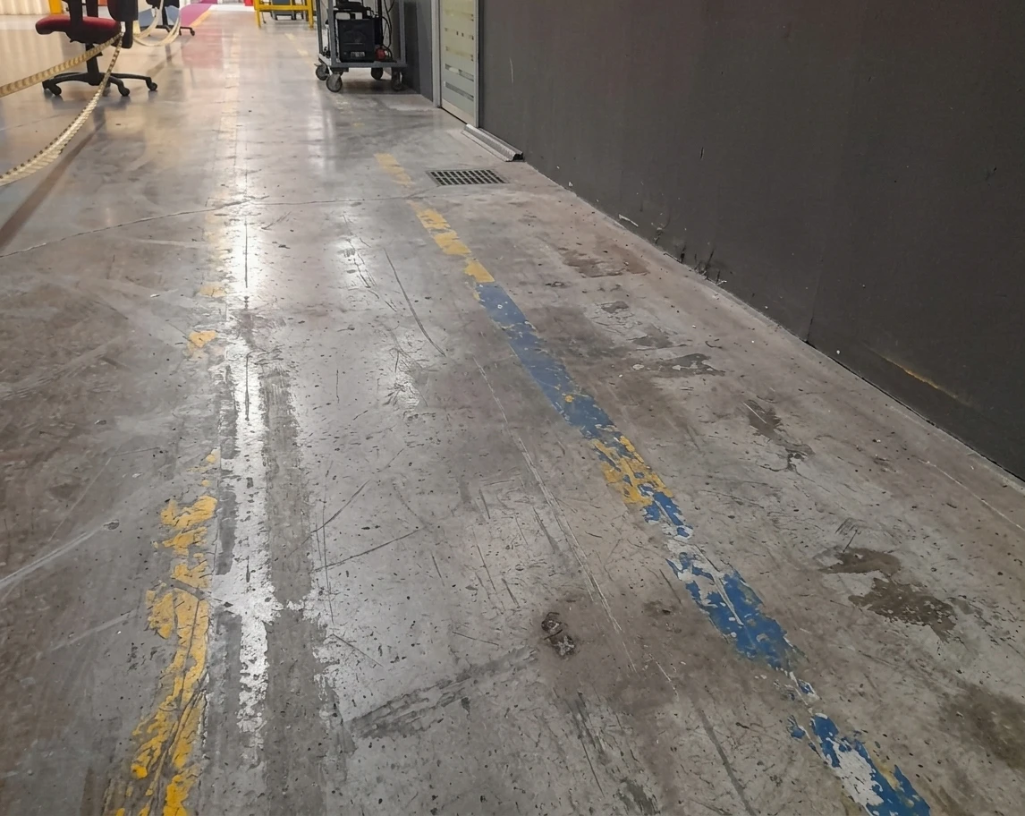 Antes: piso industrial desgastado antes da aplicação de epóxi