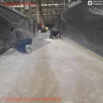Profissionais preparando o piso de corredor industrial para epóxi
