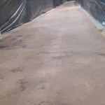Concreto preparado em corredor isolado por lonas