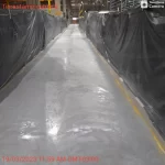 Corredor isolado com piso epóxi cinza brilhante recém-aplicado