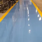 Piso epóxi azul brilhante com bordas amarelas