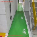Corredor estreito com piso epóxi verde
