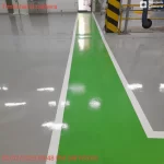 Faixa verde com bordas brancas em piso epóxi cinza