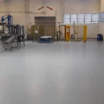 Área de produção com piso em uretano cinza claro