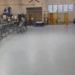Área de produção ampla com piso em uretano cinza