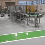 Linha de produção com piso em uretano cinza e faixa verde