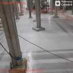 Estrutura inox apoiada sobre piso em uretano cinza