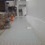 Área de processo com piso em uretano cinza e ralo