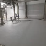 Ambiente industrial com piso em uretano cinza claro