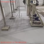 Área industrial com bombas e piso em uretano cinza