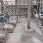 Área de processo com equipamentos inox e piso em uretano