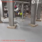 Estruturas inox apoiadas em piso de uretano cinza