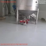 Piso em uretano cinza junto a equipamento inox