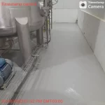 Área industrial com piso em uretano cinza e equipamentos