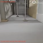 Corredor com piso em uretano cinza claro