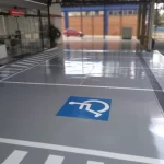 Vaga para pessoa com deficiência pintada em piso de poliuretano cinza