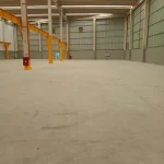 Concreto lixado em galpão antes da aplicação de epóxi