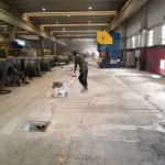Profissional preparando piso de fábrica para revestimento em uretano