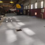 Piso de fábrica em preparação com ralos e iluminação natural