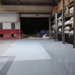 Galpão com piso em uretano cinza claro e estantes