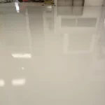 Piso epóxi cinza claro liso em ambiente interno