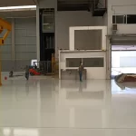 Piso epóxi cinza claro em área de produção