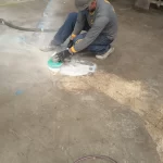 Profissional lixando o concreto para aplicação de piso epóxi