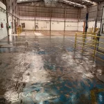 Piso industrial com resíduos em preparação para receber epóxi